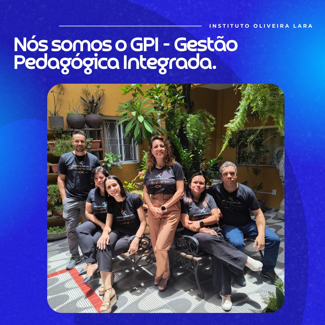 Equipe GPI do Instituto Oliveira Lara reunida no pátio da escola