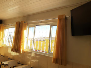 Sala de aula com vista para o pátio do Instituto Oliveira Lara
